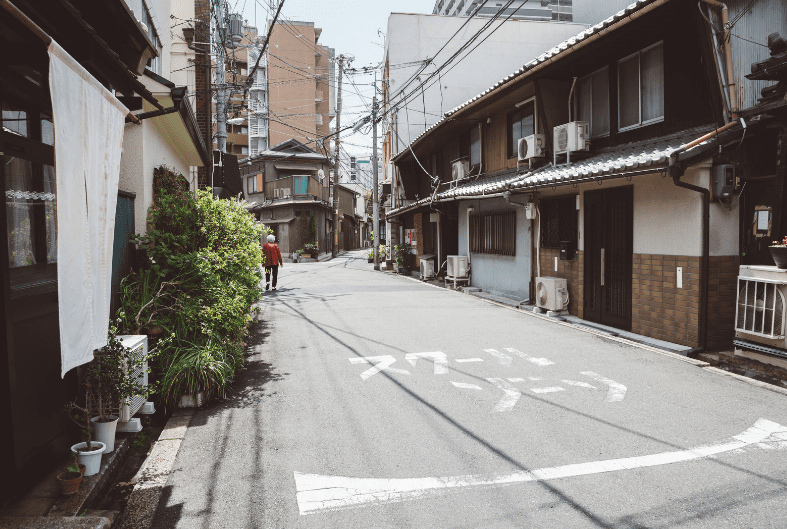 Blogs 8 Hidden gems in Osaka, Narrow street in an urban area with traditional buildings and power lines overhead.